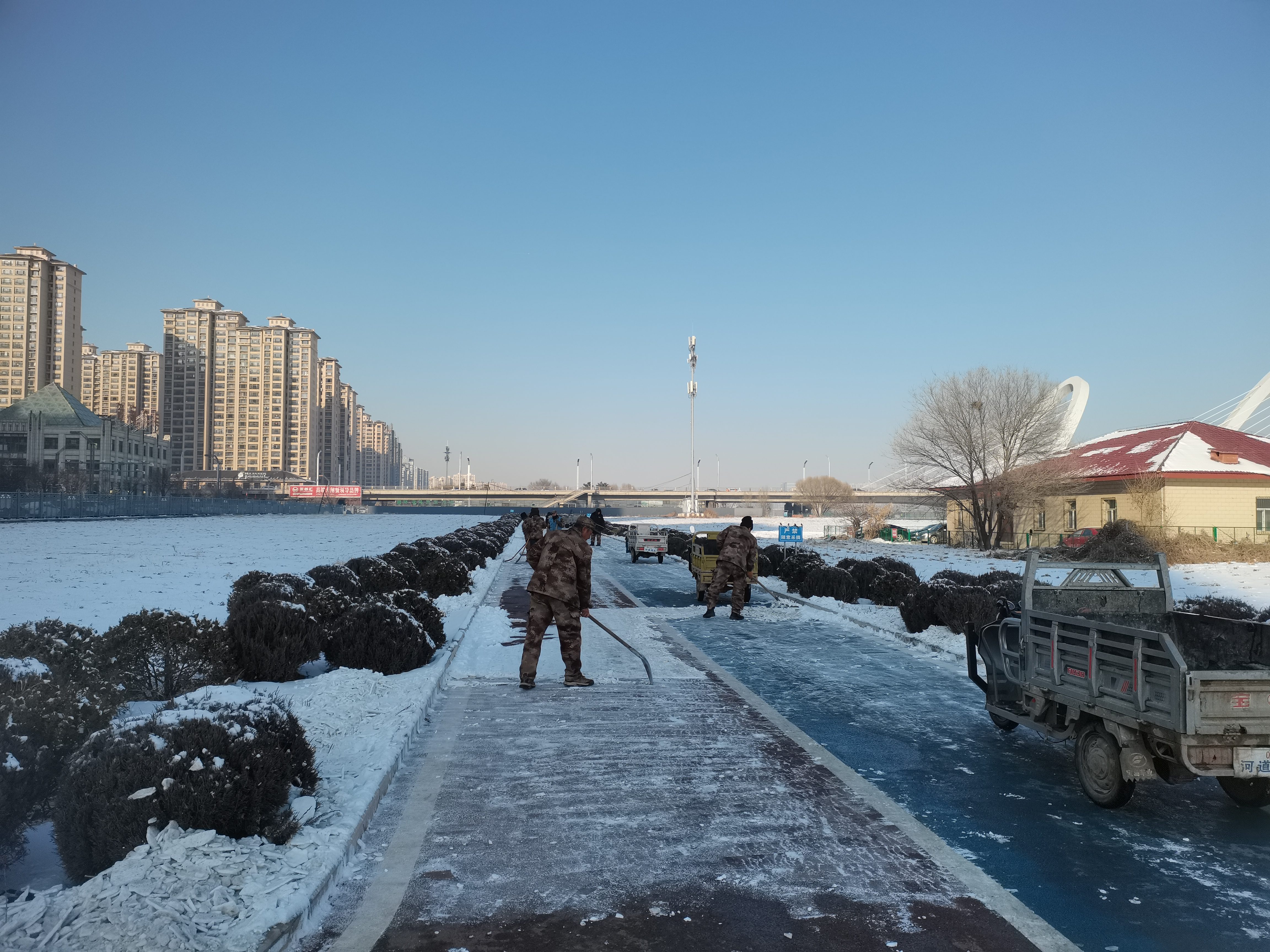 大同運(yùn)營公司開展掃雪除冰工作 大同運(yùn)營公司開展掃雪除冰工作