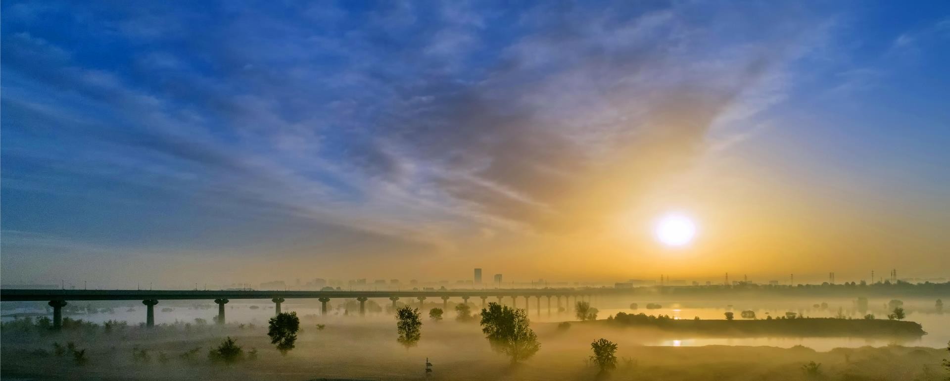 游龍出水迎彩霞